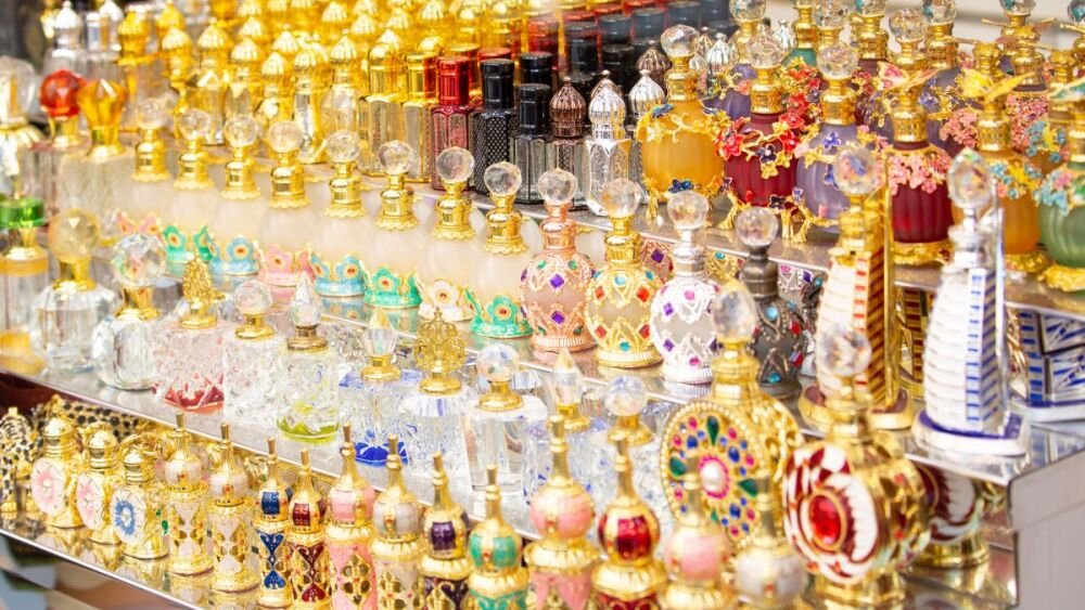 Frascos de perfumes árabes em uma decoração oriental luxuosa para o Dia dos Namorados